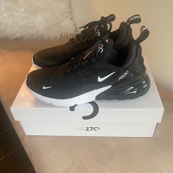 Nike Shoes - Nike Air max 270